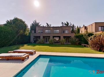 Casa · 240m² · 6 Ambientes · 4 Cocheras · Venta Casa con 4 Dorm. a La Laguna en El Barrio Cerrado La Comarca