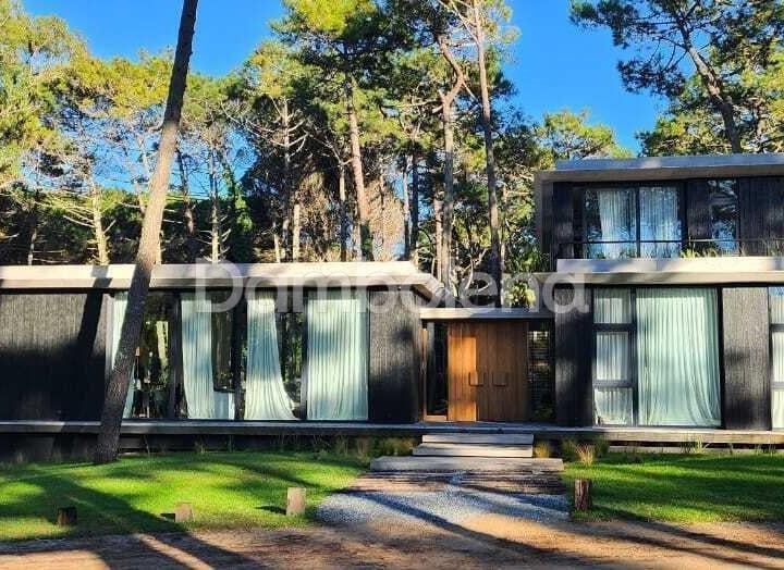 Casa · 550m² · 6 Ambientes · 2 Cocheras