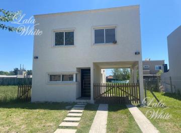 Casa · 300m² · 4 Ambientes · 1 Cochera · Casa en Venta en Laguna Azul Apto Crédito