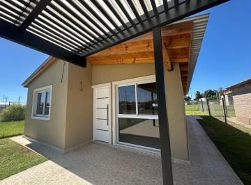 Casa · 49m² · 3 Ambientes · Venta - Casa a Estrenar de Dos Dorm. con Jardín, Galería y Cochera en Pueblo Esther