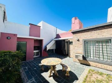 Casa · 104m² · 4 Ambientes · 1 Cochera · Casa en Venta
