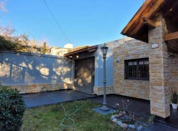 Casa · 172m² · 3 Ambientes · 3 Cocheras · Vendo Casa en Dorrego. Apta Credito Hipotecario