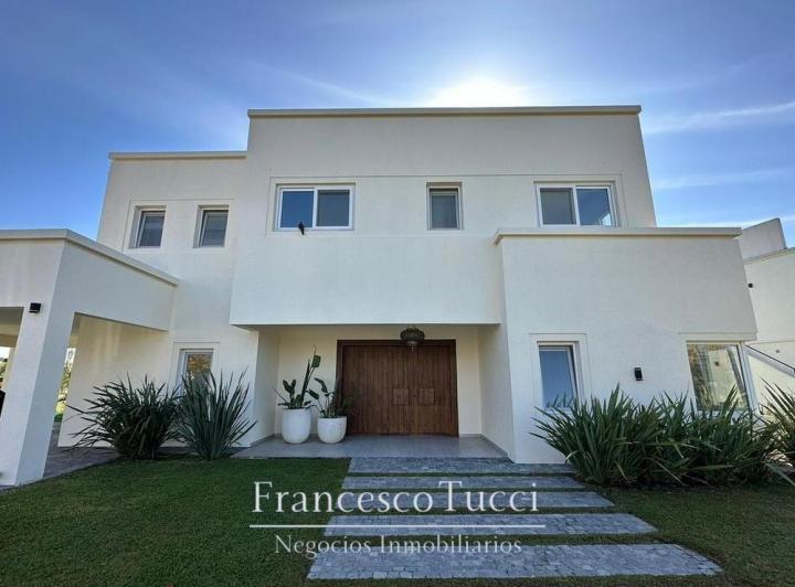 Casa · 370m² · 4 Ambientes · 2 Cocheras