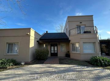 Casa · 190m² · 4 Ambientes · 2 Cocheras · Casa en Venta en Campos de Alvarez