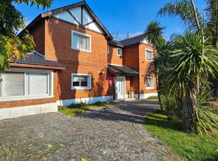 Casa · 240m² · 5 Ambientes · 1 Cochera