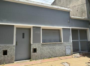 Casa · 70m² · 3 Ambientes · 1 Cochera · Casa en Venta en 24 y 62. Tiene 2 Dorm., Cochera, Patio y Jardín. Alquilada