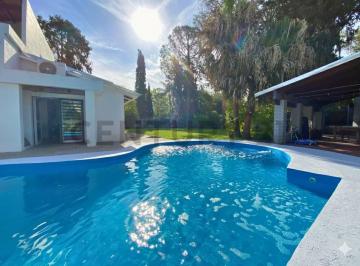 Casa · 204m² · 8 Ambientes · 2 Cocheras · Venta Casa de 3 Dorm. con Jardín y Pileta en Zona 6, Funes