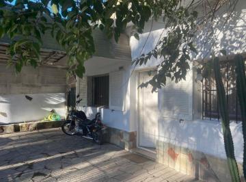 Casa de 3 ambientes, Berazategui · Casa con Jardín - Ranelagh. a 3 Calles de La Estación
