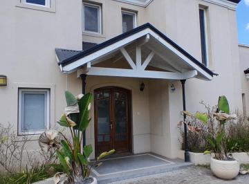 Casa · 221m² · 5 Ambientes · 2 Cocheras · Casa en San Matias
