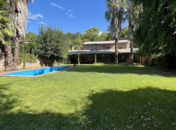 Casa · 1000m² · 6 Ambientes · 2 Cocheras · Casa en Alquiler en Funes Tres Dorm., Jardín, Garage, Amoblado, Quincho, Pileta, Parrillero.