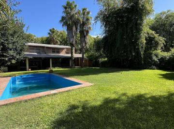 Casa · 1000m² · 6 Ambientes · 2 Cocheras · Casa en Alquiler en Funes Tres Dorm., Jardín, Garage, Amoblado, Quincho, Pileta, Parrillero.