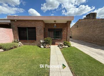 Casa · 133m² · 5 Ambientes · 4 Cocheras · Venta Apto Crédito Casa con 3 Habitaciones, Garage o Dependencia, Patio y Galería - Moreno Sur