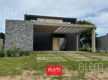 Casa · 220m² · 5 Ambientes · 2 Cocheras · Venta Casa en Costa Esmeralda. 4 Habitaciones. 4 Baños.