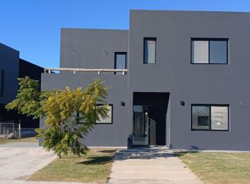 Casa · 265m² · 5 Ambientes · 2 Cocheras · Casa en Venta y Alquiler, 5 Ambientes, con Amarra en Barrio Náutico El Canal, Villanueva, Tigre.
