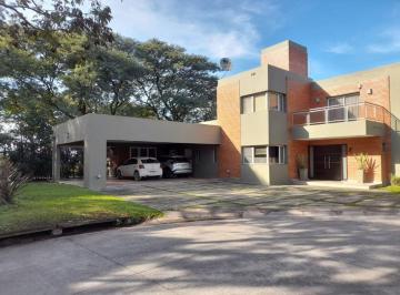 Casa de 7 ambientes, Yerba Buena · Imponente Propiedad de Categoría en Los Olivos | 4 Dorm | Pileta | 493 m²