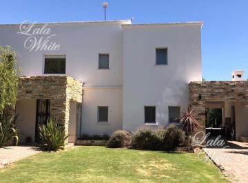Casa · 220m² · 5 Ambientes · 2 Cocheras · Casa a La Venta en El Centauro Barrio Cerrado