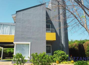 Casa · 210m² · 4 Ambientes · 3 Cocheras · Casa en Venta en Fincas de Iraola I