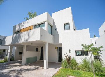 Casa · 95m² · 4 Ambientes · 2 Cocheras · Casa 4 Ambientes con Jardin en Venta en Condominio en Parque Leloir