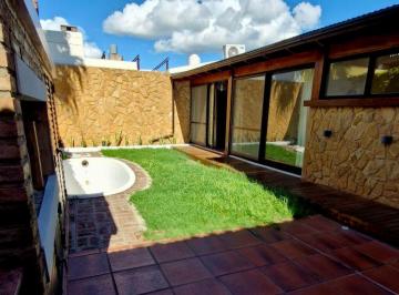 Casa de 5 ambientes, Rosario · Casa 260 m² con 3 Dorm., Patio y Pileta en Venta en Barrio Jorge Cura, Rosario