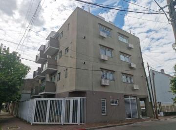Departamento de 2 ambientes, Morón · Alquiler Regio Departamento 2 Ambientes/ Al Frente/ con Cochera/ Villa Sarmiento