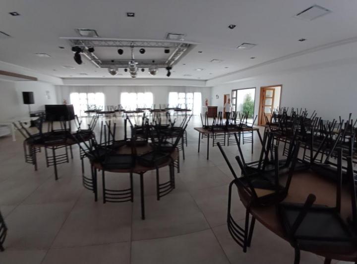 Local comercial · 749m² · 8 Ambientes · 6 Cocheras