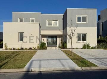 Casa · 395m² · 6 Ambientes · 4 Cocheras · Divina Casa a Estrenar en Venta en Virazón Nordelta Tigre – 6 Ambientes, 4 Suites, Vista Al Lago y