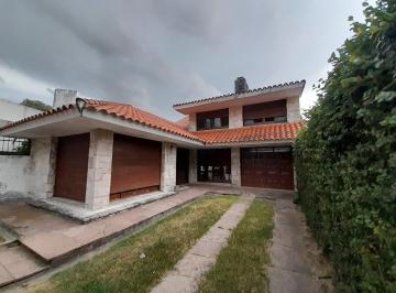 Casa · 250m² · 5 Ambientes · 3 Cocheras · Vendo Hermoso Chalet en Pleno Centro de La Ciudad de Esquina