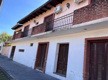 Casa · 200m² · 4 Ambientes · 1 Cochera · Vendo Excepcional Casa de Dos Plantas en Pleno Centro!