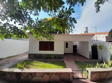 Casa · 132m² · 5 Ambientes · 1 Cochera · Vendo Importante Chalet en Pleno Centro de Esquina!
