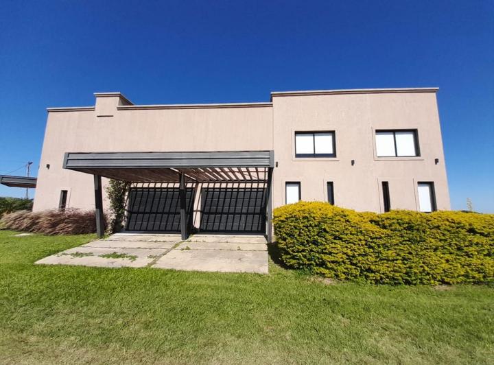 Casa · 260m² · 3 Ambientes · 6 Cocheras