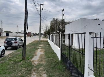 Casa · 80m² · 3 Ambientes · 2 Cocheras · Vendo Casa en Importante Terreno Comercial en Esquina, Corri
