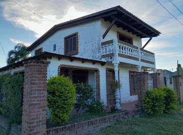 Casa · 170m² · 4 Ambientes · 3 Cocheras · Vendo Gran Chalet de Dos Plantas Muy Cerca del Centro de La
