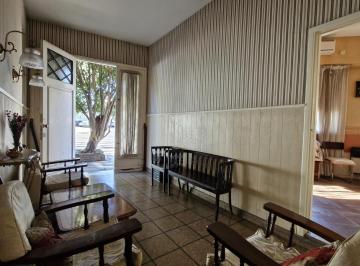 PH · 172m² · 7 Ambientes · 2 Cocheras · Venta PH con Consultorio 7 Ambientes Patio y Cochera. a Refaccionar. Apto Crédito en Barracas
