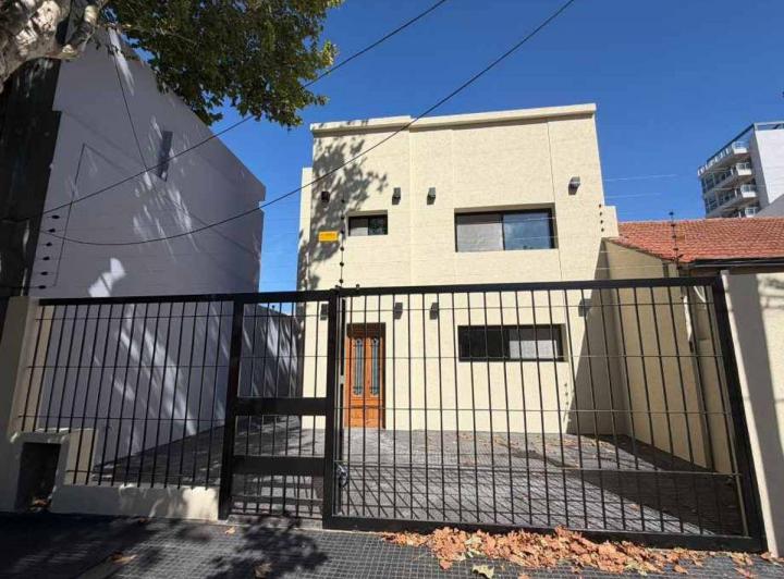 Casa · 140m² · 6 Ambientes · 2 Cocheras