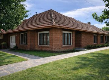 Casa · 120m² · 4 Ambientes · 2 Cocheras · Chalet en Esquina - Barrio El Gaucho