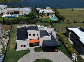 Casa · 192m² · 6 Ambientes · 1 Cochera · Casa en Los Juncos