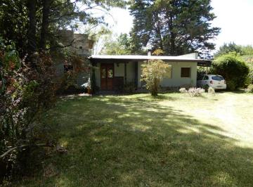 Casa · 160m² · 4 Ambientes · 1 Cochera · Excelente Casa en Venta en B° Los Pinos con Gran Parque