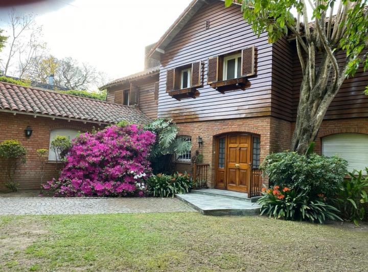 Casa · 450m² · 6 Ambientes · 6 Cocheras