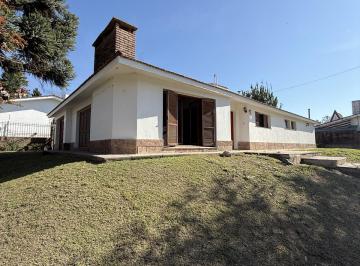 Casa · 208m² · 6 Ambientes · 1 Cochera · Casa Frente Al Río de 4 Habitaciones en Villa Carlos Paz