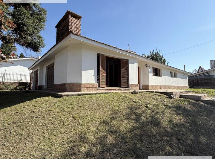 Casa · 208m² · 6 Ambientes · 1 Cochera