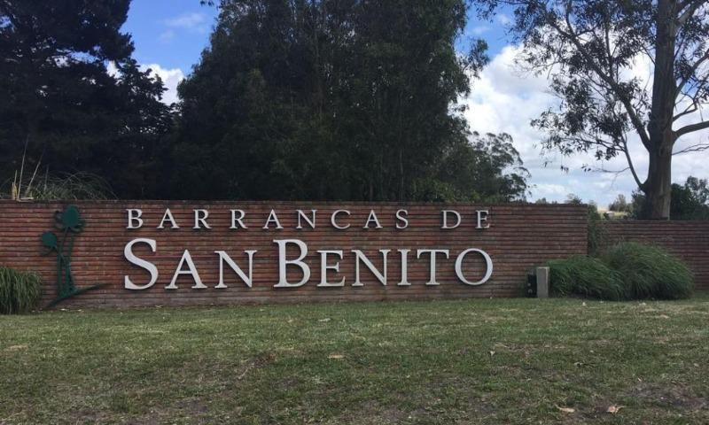 Lote en venta dentro del club de campo Barrancas de San Benito, 880 m²