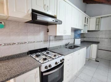 Casa · 170m² · 9 Ambientes · 2 Cocheras · Venta de Prestigiosa Casa con Piscina - Sexta Sección, Ciudad de Mendoza.