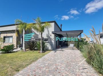 Casa · 185m² · 4 Ambientes · 2 Cocheras · Casa en 1 Planta en Barrio Lagos de Canning de 3 Dorm. Más Piscina