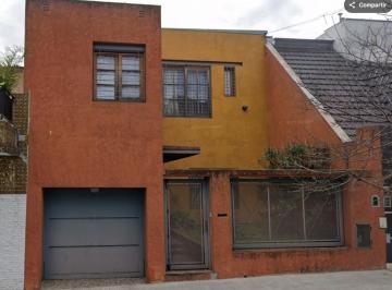Casa · 247m² · 5 Ambientes · 1 Cochera · Exclusiva Casa con Garage a 1 Cuadra del Parque