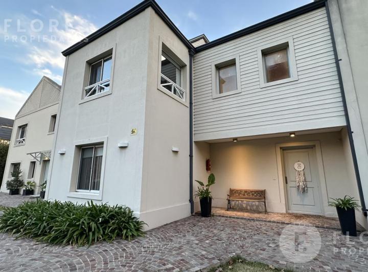 Casa · 266m² · 6 Ambientes · 2 Cocheras