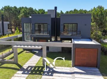 Casa · 309m² · 6 Ambientes · 1 Cochera · Casa Venta en Costa Esmeralda Marítimo III