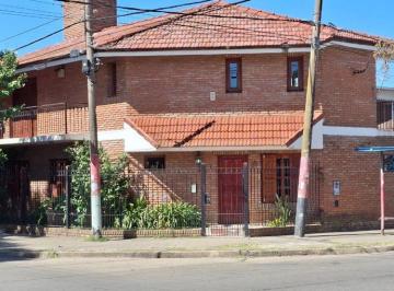 Casa · 205ha · 5 Ambientes · 2 Cocheras · Casa en Venta 3 Dorm. 2 Cocheras Pileta
