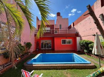 Casa de 4 ambientes, Tres de Febrero · Excepcional Casa 2 Plantas con Jardín, Pileta, Parrilla, Garage, Quincho y Terraza. Lote de 8.66 X27