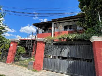 Casa · 154m² · 5 Ambientes · 2 Cocheras · Venta de Casa 5 Ambientes, 4 Dorm., Quincho, Patio, Garage, y Jardin. Apto 2 Familias