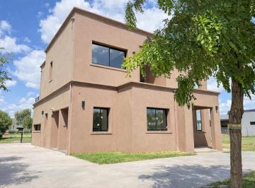 Casa · 170m² · 5 Ambientes · 5 Cocheras · Casa en Venta 4 Dorm Barrio Santo Tomas Pilar